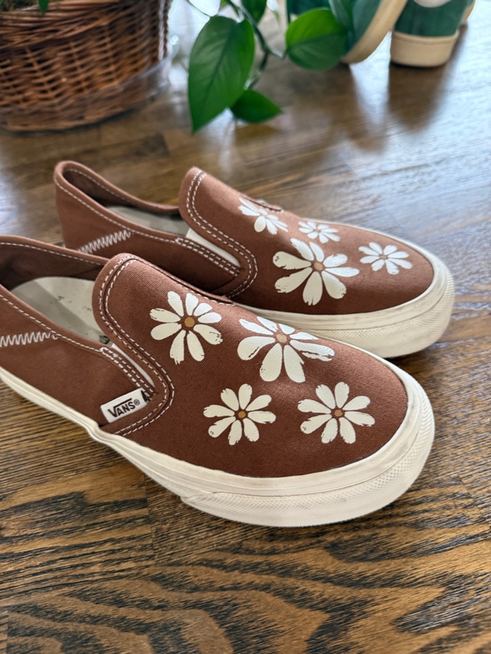 Vans Kids Brown Slip-On Sneakers with White Daisy Print